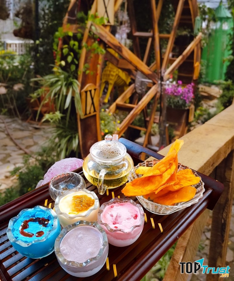 Một set kem cùng trà bánh của Xưởng Kem Hoa