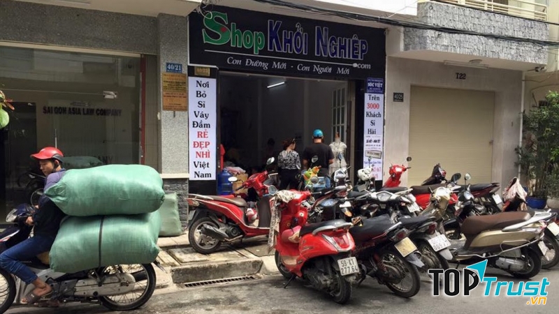 Không chỉ khách sỉ, những shop thời trang, kho hàng, gian hàng trong siêu thị…cũng là khách quen của xưởng