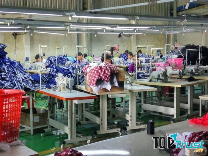 Đội ngũ nhân công đông đảo làm việc liên tục