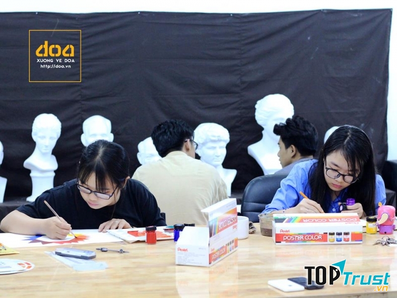 Một lớp vẽ tại trung tâm