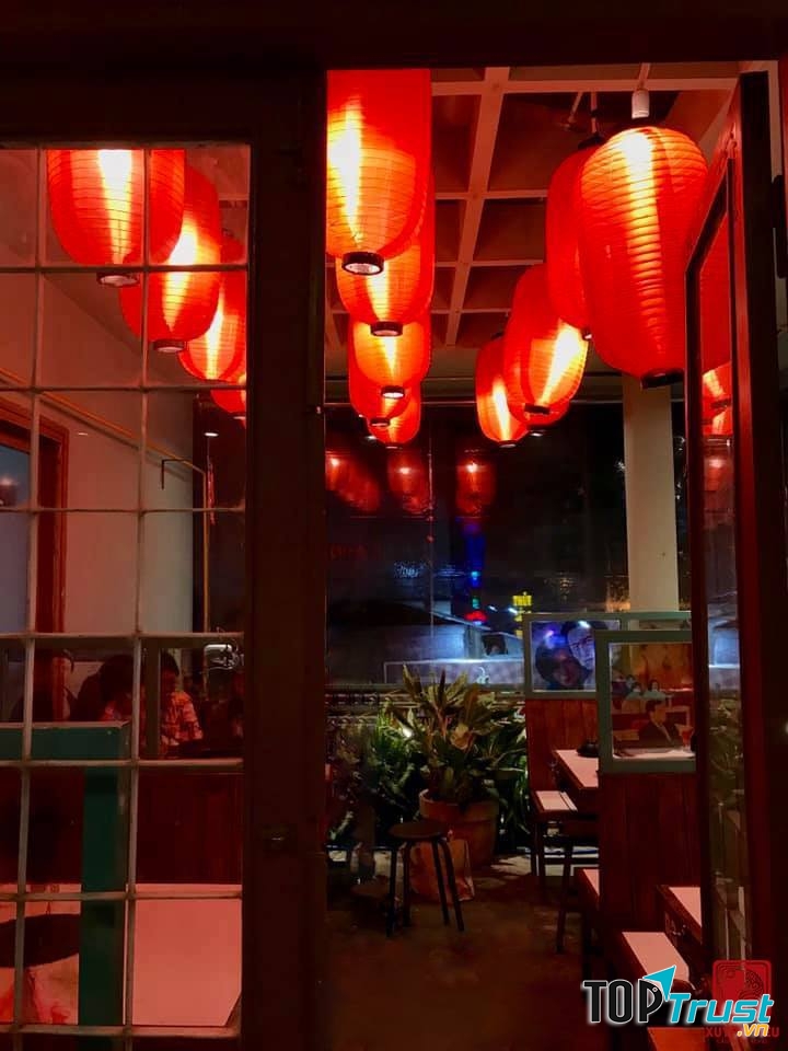 Còn khu trên lầu mang đậm chất điện ảnh với những gam màu xanh đỏ chủ đạo của Hong Kong và tái hiện lại những thước phim TVB nổi tiếng xưa cũ nhưng không thể nào quên trong kí ức của thế hệ hồi đó