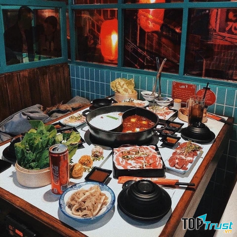 Lẩu Xuyên Tiêu có hai vị, đan xen Nửa thời thanh ngọt – Nửa thời nồng cay.