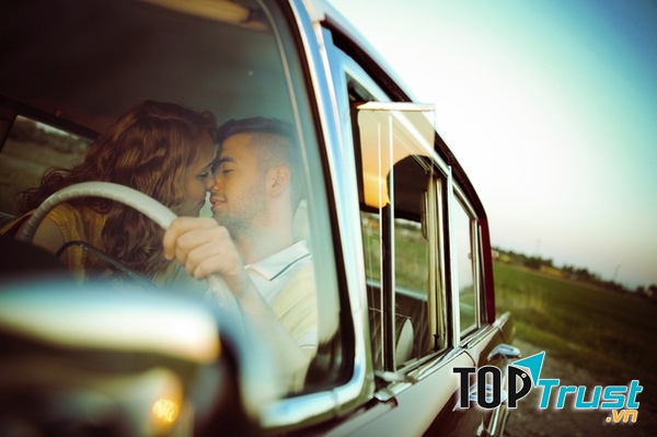 Nếu hôn nhau trong khi lái xe ở Ý có thể bị trừng phạt lên đến 415 Euro