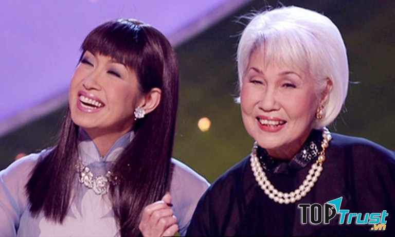 Ca sĩ Ý Lan và mẹ (đại danh ca Thái Thanh)