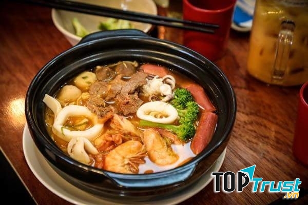 Một phần mỳ cay đầy ắp chỉ 35k