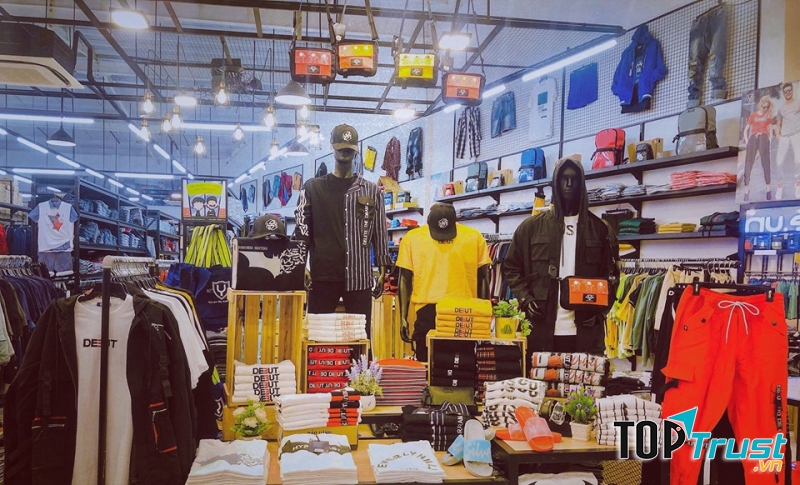 Yame chuyên bán quần áo, giày dép, ba lô, túi xách và một vài phụ kiện linh tinh khác với mức giá phù hợp với các bạn sinh viên