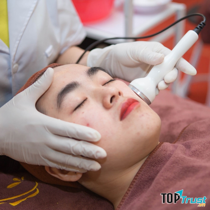 YANA với đội ngũ chuyên môn kĩ thuật được trang bị với khả năng điều trị thâm, nám, mụn, tàn nhang.