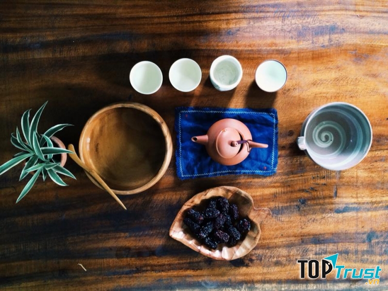 Trà hoa và bánh ở Yên