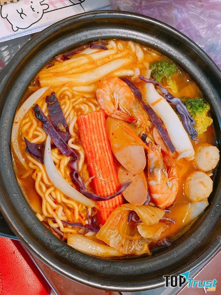 Chất lượng lại luôn được đảm bảo, từ hương vị tới hình thức, món ăn được trang trí và rất chỉnh chu từ khâu chuẩn bị nguyên liệu cho tới khâu trang trí