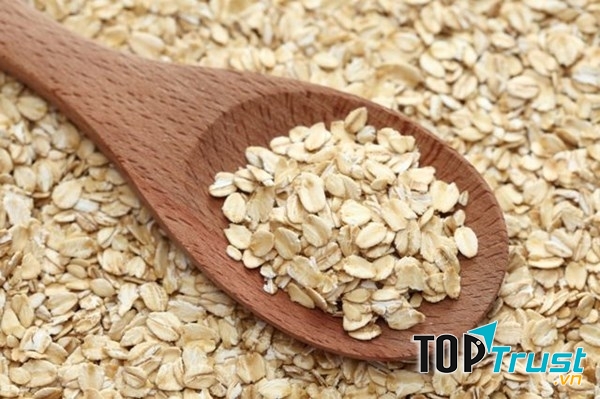 Bột yến mạch có thể dùng để nấu cháo hoặc đắp mặt nạ hút dầu thừa