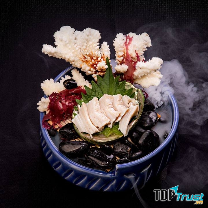 Bên cạnh đó, đến với YEN SUSHI PREMIUM, bạn sẽ khó cưỡng lại được với các món ăn Nhật với sự hòa trộn khéo léo và tinh tế về màu sắc