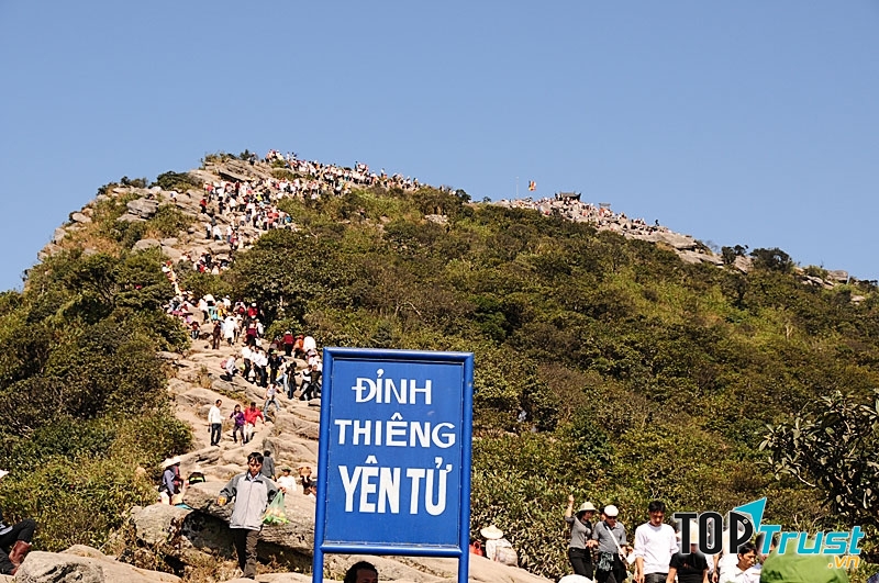 Khách du lịch đổ xô đến Yên Tử vào đầu năm