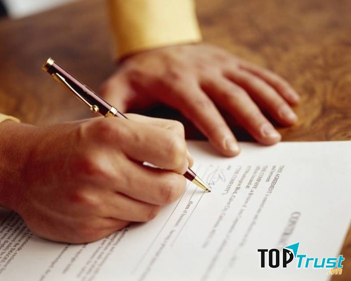 Xem kĩ hợp đồng thuê nhà