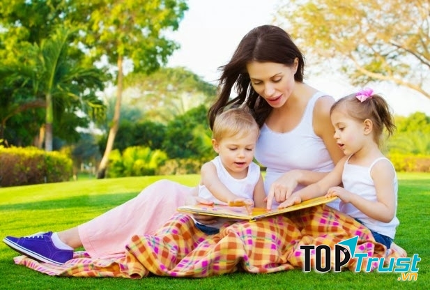 Bé yêu thích sách.