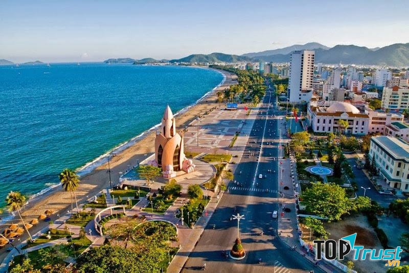 Em vẫn đợi, dù biết anh sẽ chẳng quay lại