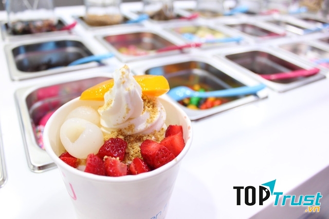 Cốc kem nhiều màu sắc.