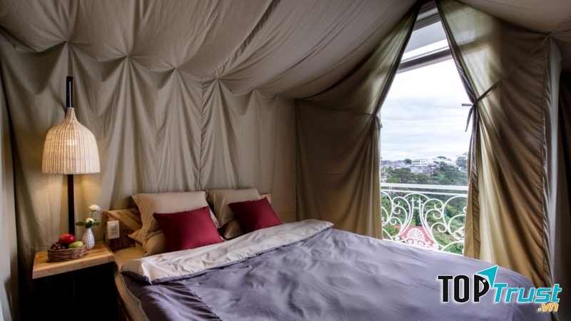 Yolo Camping House đều được thiết kế với màu sắc, kết cấu riêng, lều được đặt vào từng căn phòng với màu sắc đặc trưng của từng phòng.  ﻿