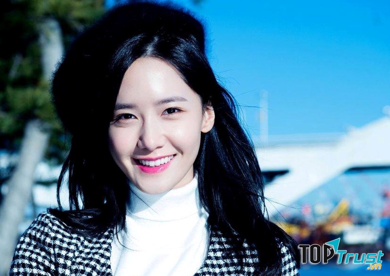 Im Yoona trẻ trung xinh đẹp