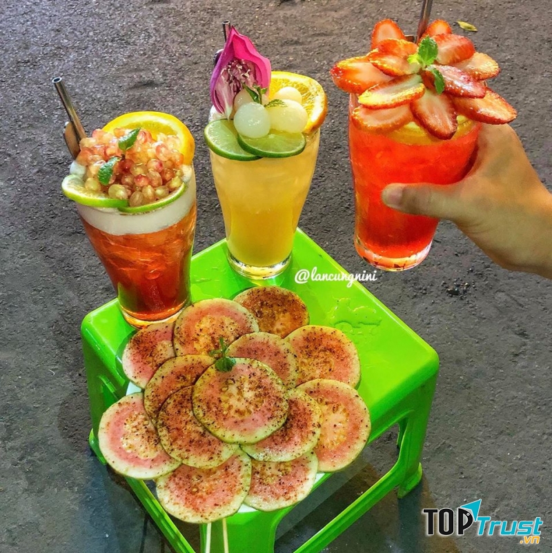 Young Tea mang đến nhiều loại trà trái cây kết hợp độc đáo và ngon miệng