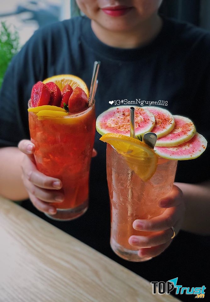 Trà cam ổi và trà mận thạch đào là hai món bán rất chạy tại Young Tea