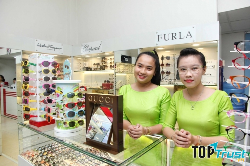 Young Optical Boutique là một cửa hàng chuyên kinh doanh kính mắt, gọng kính an toàn, thời thượng