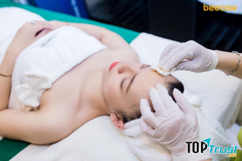 Đến với Yuki Clinic bạn sẽ được Chăm sóc da mụn chuyên sâu theo các nguyên tắc giữ sạch da, điều tiết nhờn, chống bít chân lông và nuôi dưỡng da khỏe đẹp.