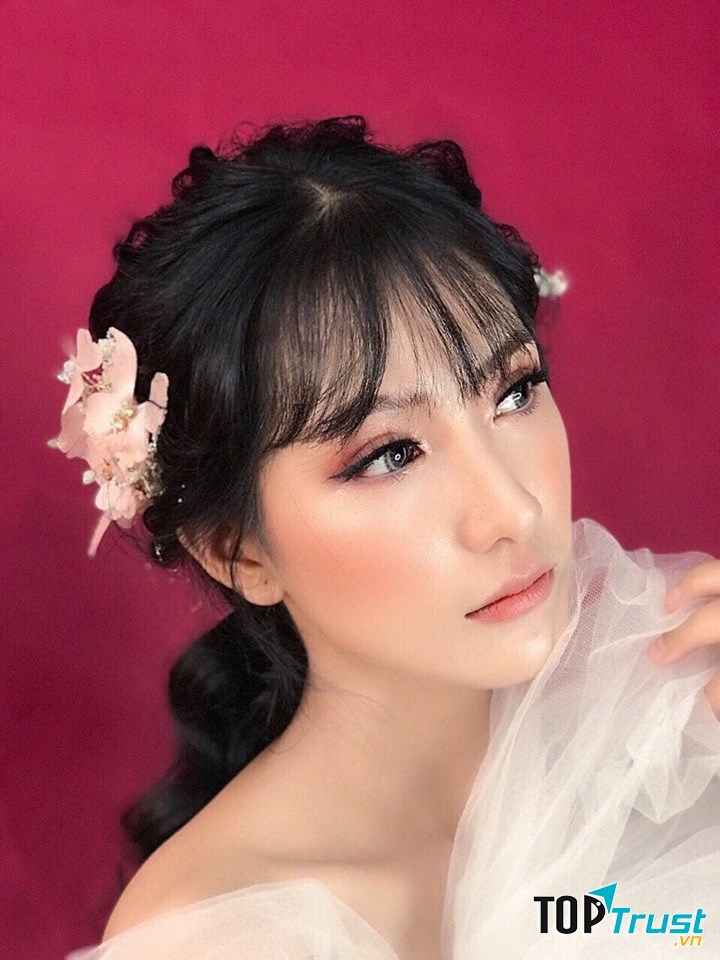 Yully Pham makeup