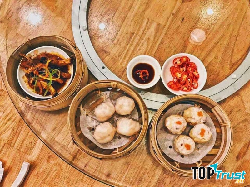 Các phần disum của Yum cha cực kì đa dạng, vỏ ngoài dai dai, tôm sực sực, nhân thịt dai dai đậm vị.