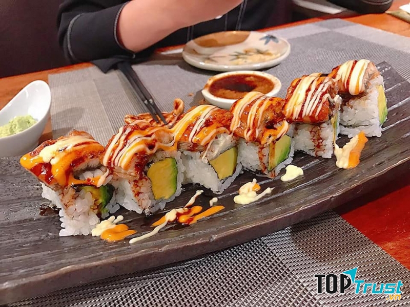 Món sushi hấp dẫn tại nhà hàng