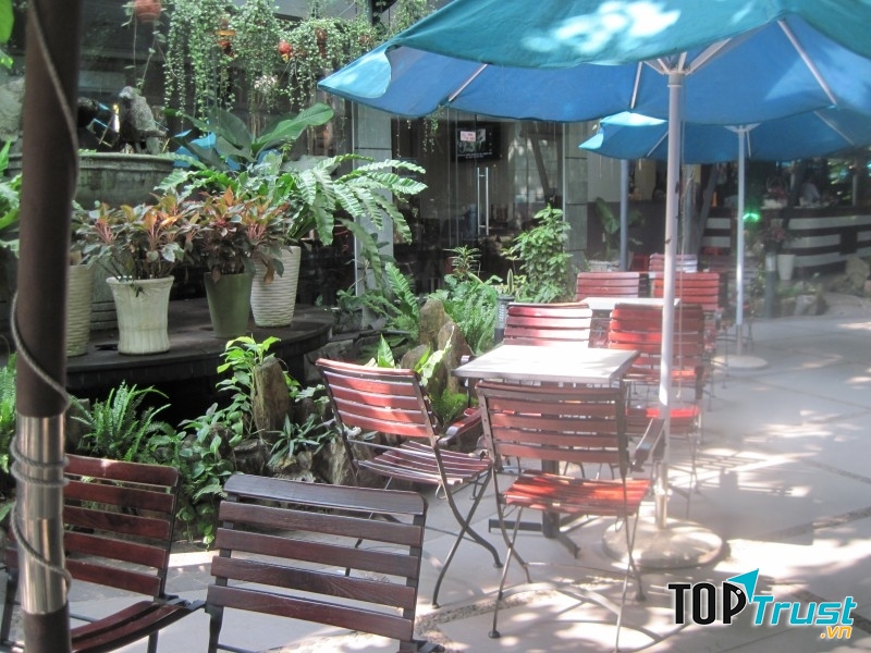 Nơi uống cafe ngoài trời của quán