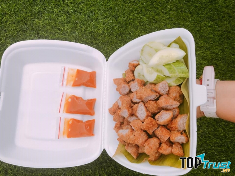 Những ai ghé quán rồi thì không quên được vị giòn dai của nem chua rán nơi đây.