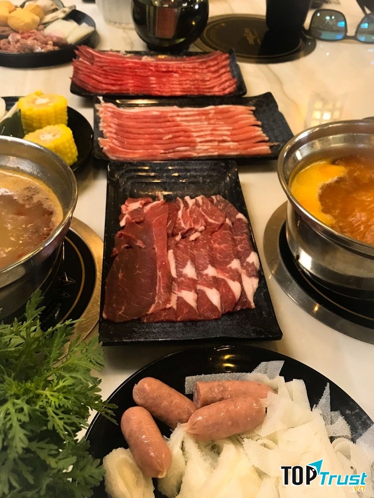 Ở Yummy Hotpot nổi tiếng nhất chính là lẩu buffet bò mỹ, bán sẽ được ăn thịt bò cùng lẩu đậm đà thả ga no căng cả hụng mà vãn chẳng thể ngừng đũa vì nổi lẩu quá sức hấp dẫn cùng thịt bò hết sức tươi ngon.