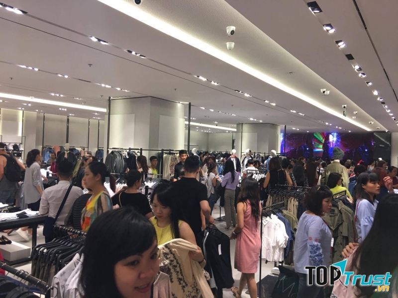 Không khí tấp nập trong ngày đầu khai trương cửa hàng Zara ở Việt Nam