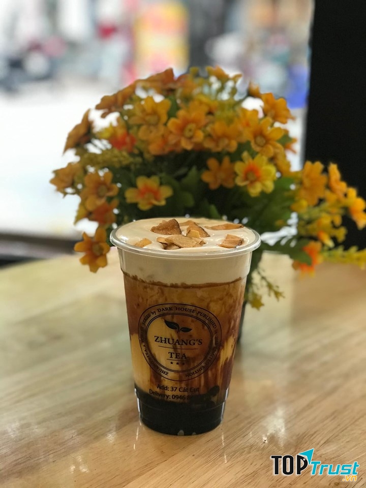 Thức uống này là sự kết hợp hoàn hảo giữa vị béo ngậy của sữa, vị thơm của trà, và sự dai giòn của trân châu