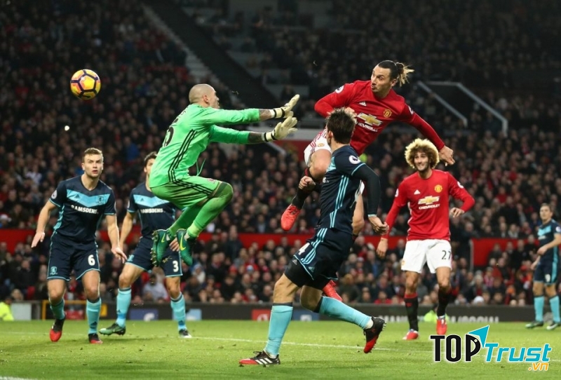 Bàn thắng của Ibrahimovic không được công nhận do các trọng tài nhận định là có lỗi cao chân