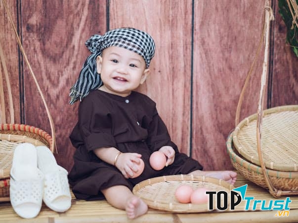 Khoảnh khắc của con vui vẻ và hạnh phúc bên concept ý nghĩa và đẹp