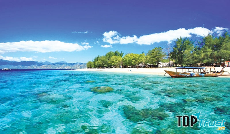 Bãi biển nước ngoài hút khách Việt mùa lễ mà bạn nên đến