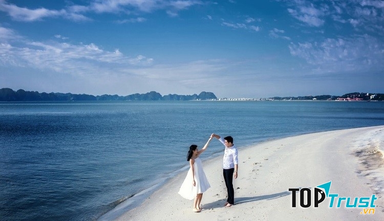 Bãi tắm đẹp nhất tại Hạ Long bạn nên khám phá