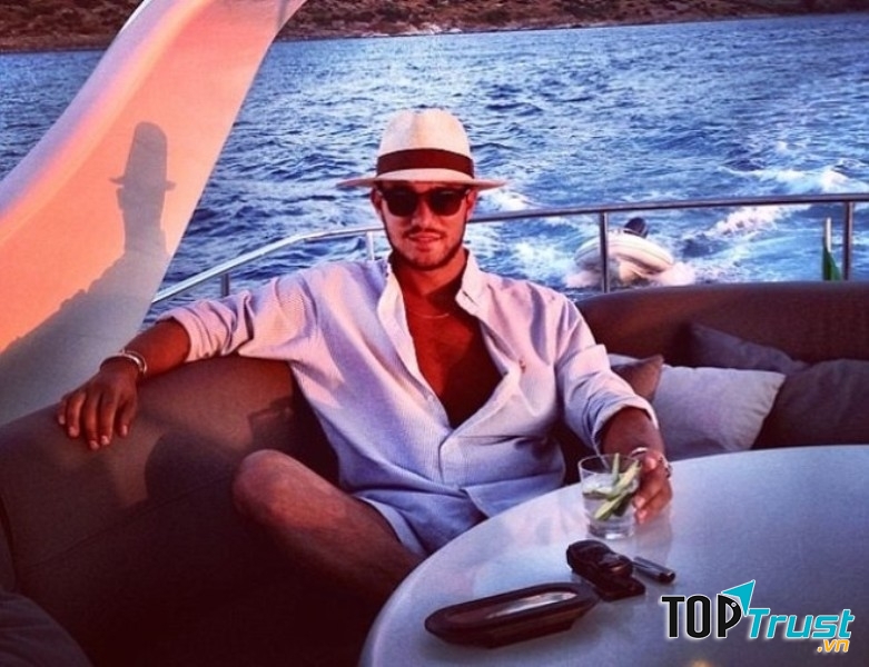 Cách hội con nhà giàu Dubai nhảy múa trên đống tiền