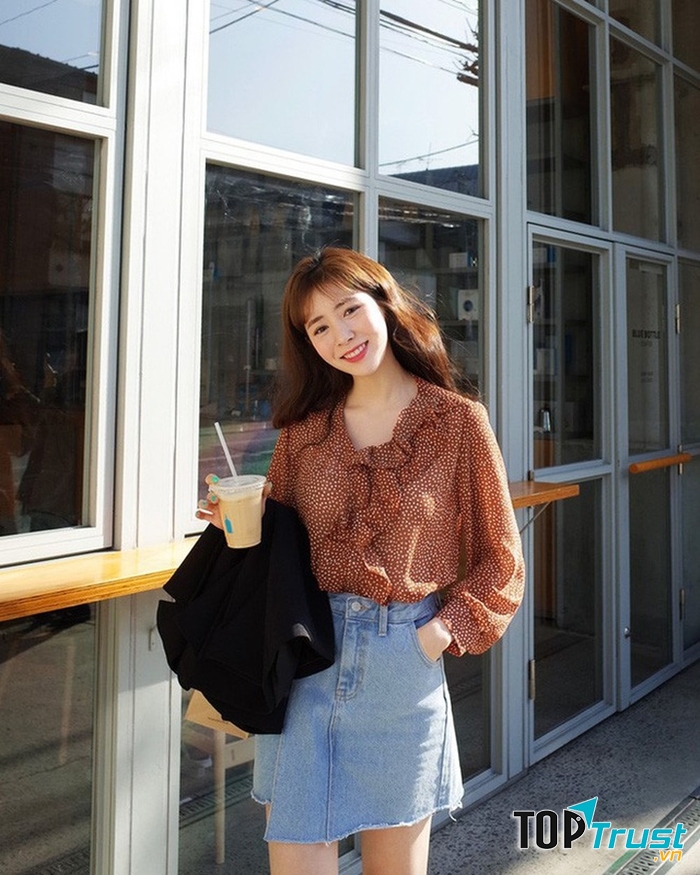 Cách phối đồ đơn giản cùng chân váy denim năng động