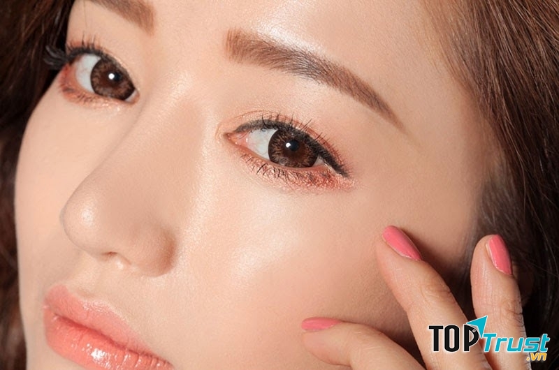 Cách trang điểm cực dễ thương kiểu Hàn cho mắt không rõ mí