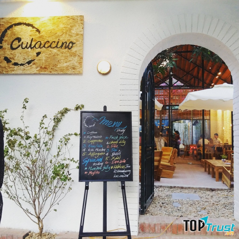 Café nằm trong hẻm nhỏ nhưng cực đông khách bạn không nên bỏ qua tại Hà Nội