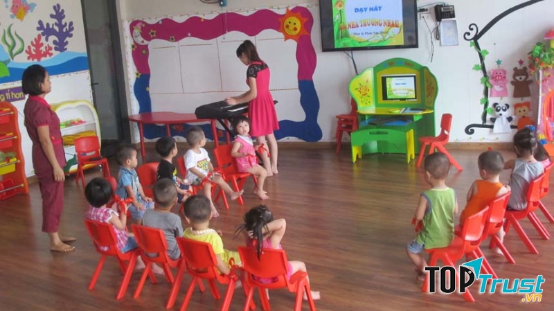 Câu hát, khẩu hiệu, bài thơ gây sự chú ý, tập trung trẻ mà cô giáo mầm non nên biết