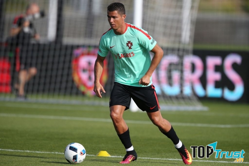 Cầu thủ bóng đá thuận cả hai chân hay nhất trên thế giới