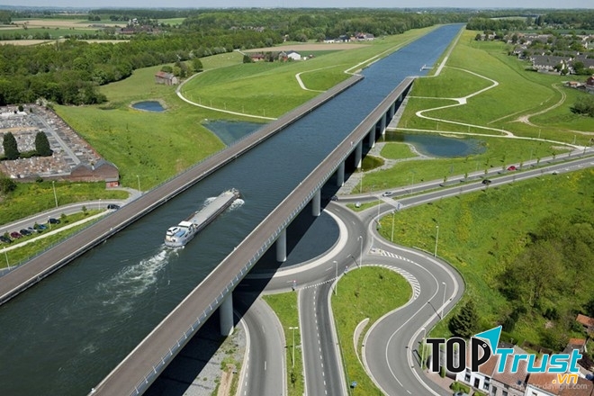 Cây cầu nước nổi tiếng nhất thế giới