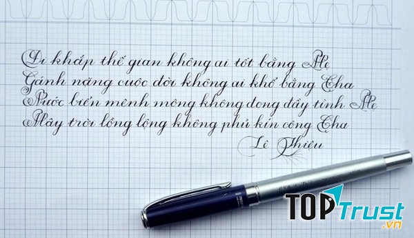 Cây viết máy thích hợp trong việc luyện chữ nét thanh đậm
