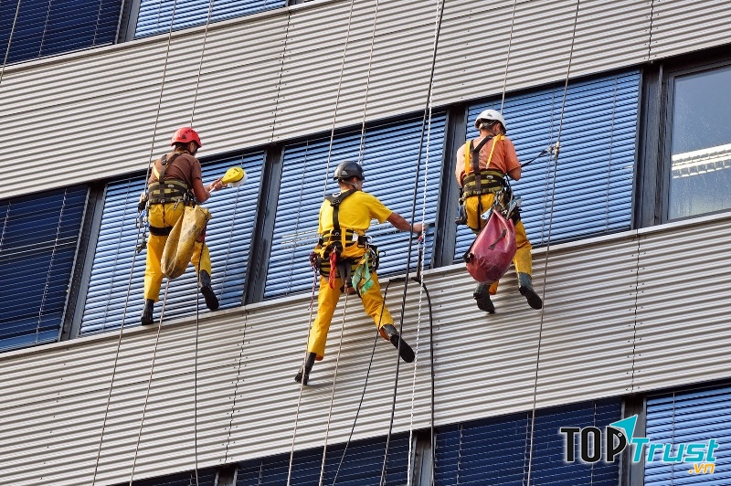 Công ty dịch vụ lau kính tòa nhà uy tín và chất lượng nhất TP. HCM