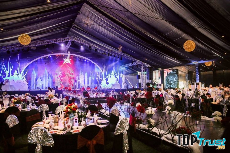 địa điểm tổ chức tiệc công ty view đẹp, giá khoảng 300.000 đồng/ suất tại Hà Nội