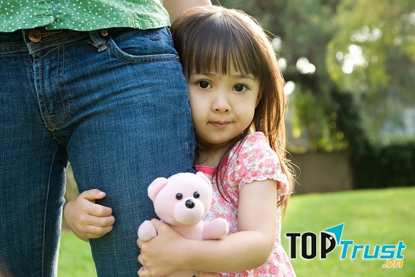 Điều quan trọng nhất cha mẹ cần dạy con khi tiếp xúc với người lạ