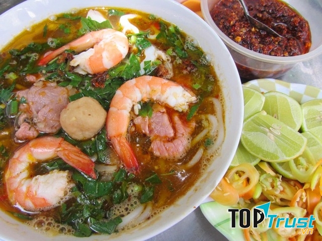Hàng bún Thái chua cay ngon khó cưỡng ở Sài Gòn